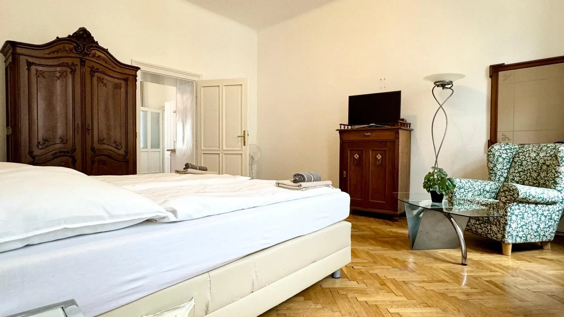 Cosy Apartment Located At Famous Vienna Kutschkermarkt contacts